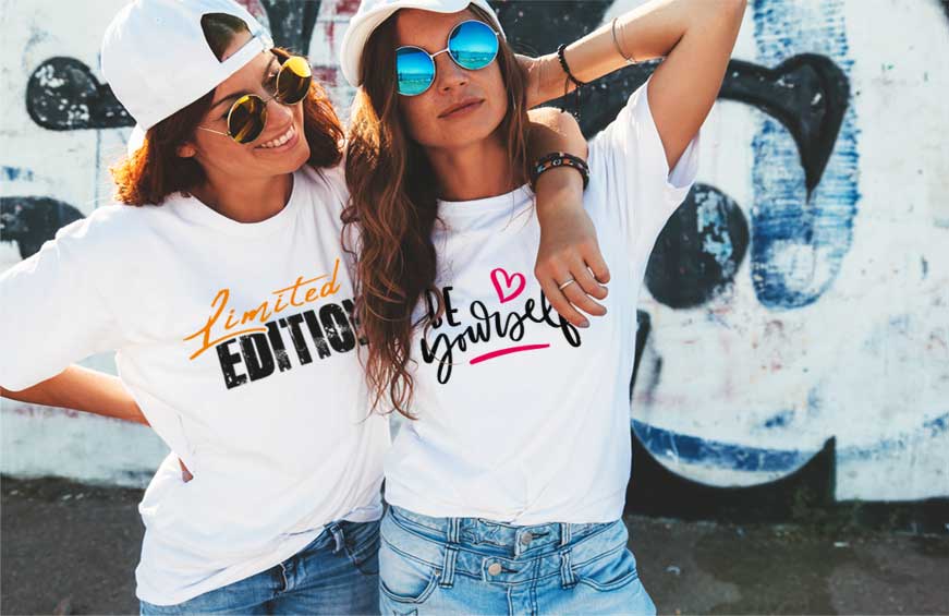 2 Frauen mit bedruckten T-Shirts
